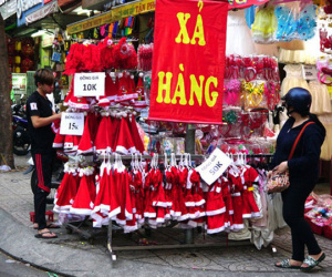 'Chợ' giáng sinh hạ nhiệt, đồng loạt xả hàng