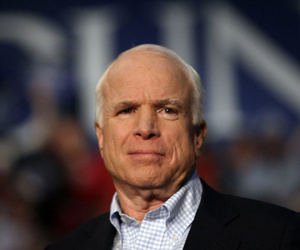 Sức khỏe yếu sau điều trị ung thư não, TNS McCain trở lại Arizona