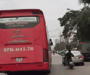 Video: Thích thể hiện nhưng trượt lái, chàng trai loạng choạng ngã kẹp giữa 2 ô tô