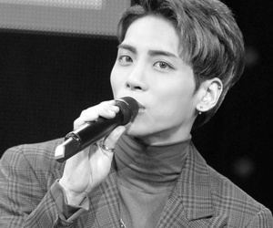 Bạn thân 5 năm tiết lộ Jonghyun gặp vấn đề tâm lý và ngọn nguồn nguyên nhân khiến nam ca sĩ cùng quẫn