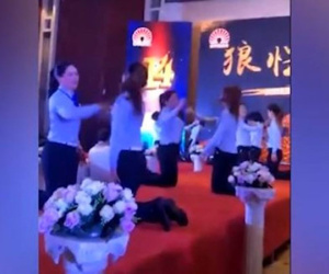 Công ty bắt hàng chục nữ nhân viên quỳ trên sân khấu tát nhau để... 'gắn kết'