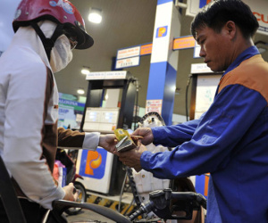 Giá xăng ngày mai có thể tiếp tục được kìm