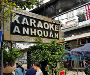 Hai nhóm thanh niên đến ca hát rồi đâm chết chủ quán karaoke