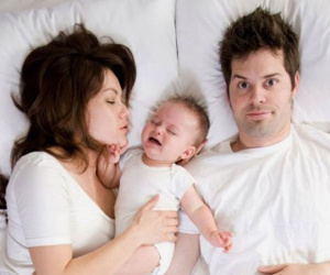 Ứng phó thế nào khi con trẻ bắt gặp bố mẹ 'đánh du kích'