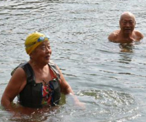 Vợ chồng già bơi mỗi ngày suốt 20 năm để tăng tuổi thọ