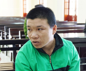 Xâm hại bé gái 13 tuổi bên cạnh ông nội ngủ say