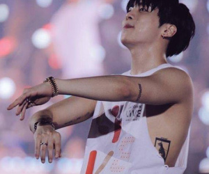 Câu chuyện về hình xăm mang ý nghĩa trầm cảm và lời tạm biệt cuối cùng của Jonghyun khiến netizen càng thêm xót xa