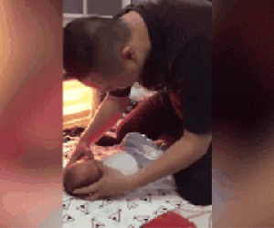 Hết năm đến nơi, bao chị em vẫn đang ế, nhìn chồng người ta massage cho con mà phấn đấu cưới nhanh này!