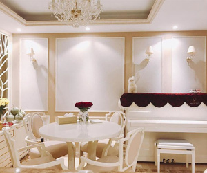 Hoa hậu Phạm Hương tất bật trang trí Giáng sinh cho căn hộ tiền tỉ