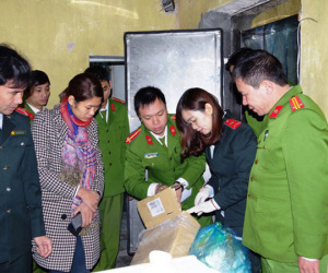 Hơn 2 tạ xúc xích, chân gà và nem thịt quá hạn và không rõ nguồn gốc