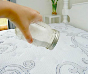 Nhiều chị em hay rắc bột baking soda lên chăn đệm, hóa ra đây là lý do không ngờ