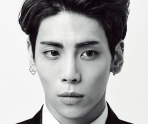 Thi hài của Jonghyun đã được đặt vào quan tài, 9 giờ tối nay tang lễ sẽ chính thức diễn ra