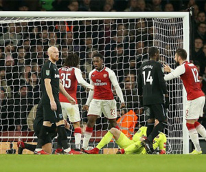 Welbeck ghi bàn bằng đầu gối, Arsenal vào bán kết Cup Liên đoàn