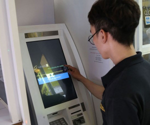 Cận cảnh giao dịch bitcoin bằng máy ATM tại TP.HCM