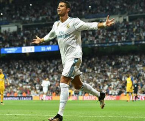 Cristiano Ronaldo ra yêu sách tăng lương cho Real Madrid