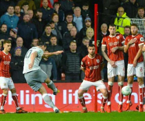 Lập siêu phẩm đá phạt, Ibrahimovic vẫn bị fan MU 'ném đá', ép ra đi