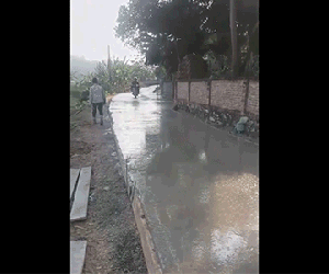 Người đàn ông đi xe máy vào đường đang đổ bêtông bị say rượu