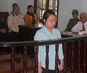 Tham ô tiền tỉ đi sửa sắc đẹp, nữ kế toán trưởng nức nở tại toà