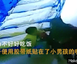 Bé 3 tuổi lười ăn bị cô giáo mầm non phạt bằng cách dán băng dính vào miệng