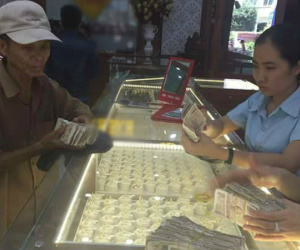 Cha mang cọc tiền lẻ mua hồi môn và loạt ảnh khiến người xem bật khóc