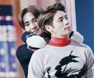 Nghẹn ngào bức thư tay Key gửi Jonghyun: 'Em sẽ chăm sóc mẹ, chị của anh như gia đình mình'