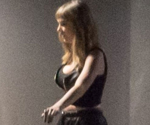 Taylor Swift gây đồn đoán với vòng một 'đồ sộ'