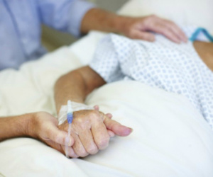 Bác sĩ quyết mổ mắt cho bệnh nhân hấp hối để được nhìn gia đình lần cuối
