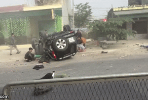 Clip: Ô tô lật ngửa 4 bánh lên trời, nạn nhân nằm la liệt dọc đường