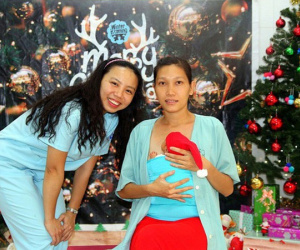 Những em bé 'nằm trên ngực mẹ' đón giáng sinh đầu tiên ấm áp trong bệnh viện
