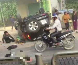 Ôtô Ford Everest tông 2 xe máy, hai người tử vong