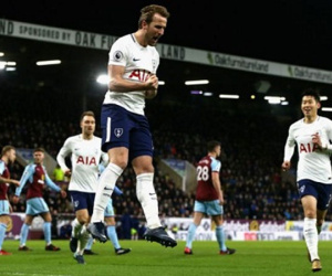 Harry Kane lập hat-trick, Tottenham vượt Arsenal