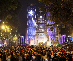 Nghìn người đi chơi Noel sớm, phố Hà Nội tắc cứng