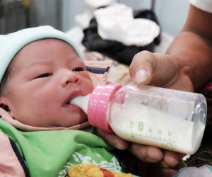 TP.HCM: Nửa đêm nghe tiếng trẻ khóc, chồng bật dậy soi đèn pin tìm kiếm thì phát hiện vợ đẻ rớt con trong nhà vệ sinh