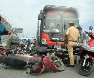 TP.HCM: Xe khách 'điên' đâm hàng loạt xe máy đang chờ đèn đỏ, nhiều người bị thương