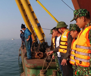 Va chạm với sà lan, tàu chở 31 khách du lịch chìm trên biển