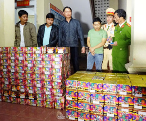 4 người đàn ông đưa gần nửa tấn pháo đi tiêu thụ