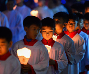 Hàng nghìn người rước tượng Chúa Hài Đồng đêm Giáng sinh