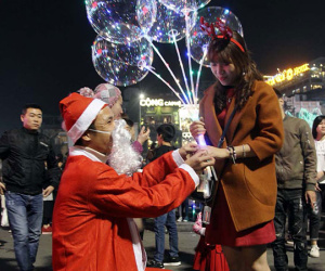 Màn cầu hôn lãng mạn của 'ông già Noel' trên phố Hà Nội