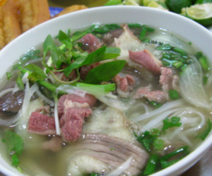Ăn một bát phở sáng bạn nên nhịn muối một ngày
