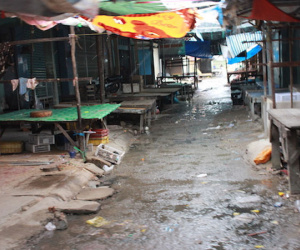Cảnh hoang vắng khi người dân sơ tán tránh bão