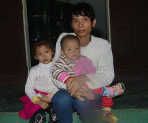 Mẹ tử vong sau 4 ngày đi làm, hai đứa con thơ hàng ngày bắt bố dẫn đi tìm mẹ
