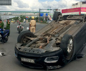 Ôtô Chevrolet lật trên đại lộ đẹp nhất Sài Gòn