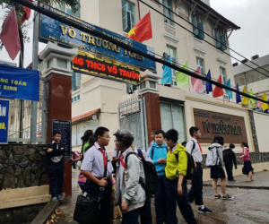 Phụ huynh Sài Gòn lúng túng khi con được nghỉ học do bão Tembin