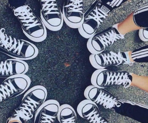Trào lưu mới: Sau đồng phục lớp, đến lượt... dép lớp, giày lớp lên ngôi!