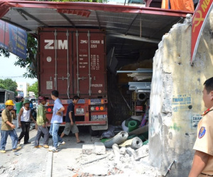 Video: Xe container tông sập bốn căn nhà dân ở Bình Dương