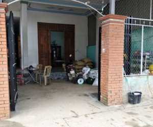 Nữ cán bộ y tế trường học cầm dao xông vào nhà đánh ghen