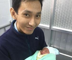 Tâm sự đầy hy vọng của ông bố bị ung thư gan giai đoạn cuối lần đầu được ôm con trai trong lòng