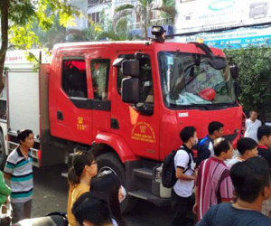 5 người chạy lên sân thượng thoát chết trong công ty in vải bốc cháy ngùn ngụt