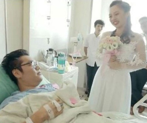 Bạn trai đòi chia tay vì bị tai nạn, cô gái cầu hôn ngay tại giường bệnh