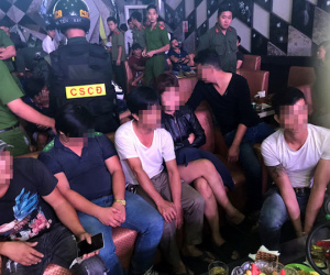 Cả trăm người tìm cách thoát thân khi cảnh sát ập vào quán bar